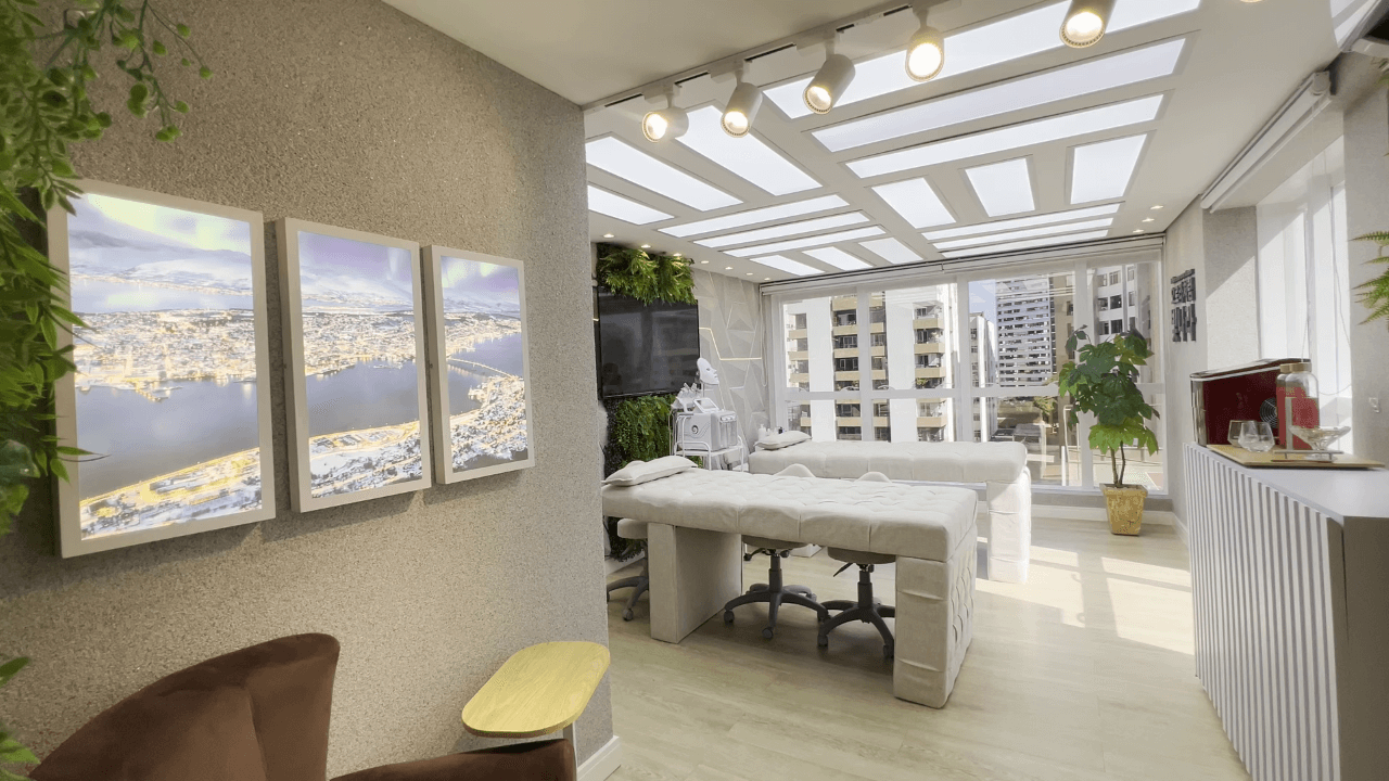 Clínica estética minimalista com janelas panorâmicas